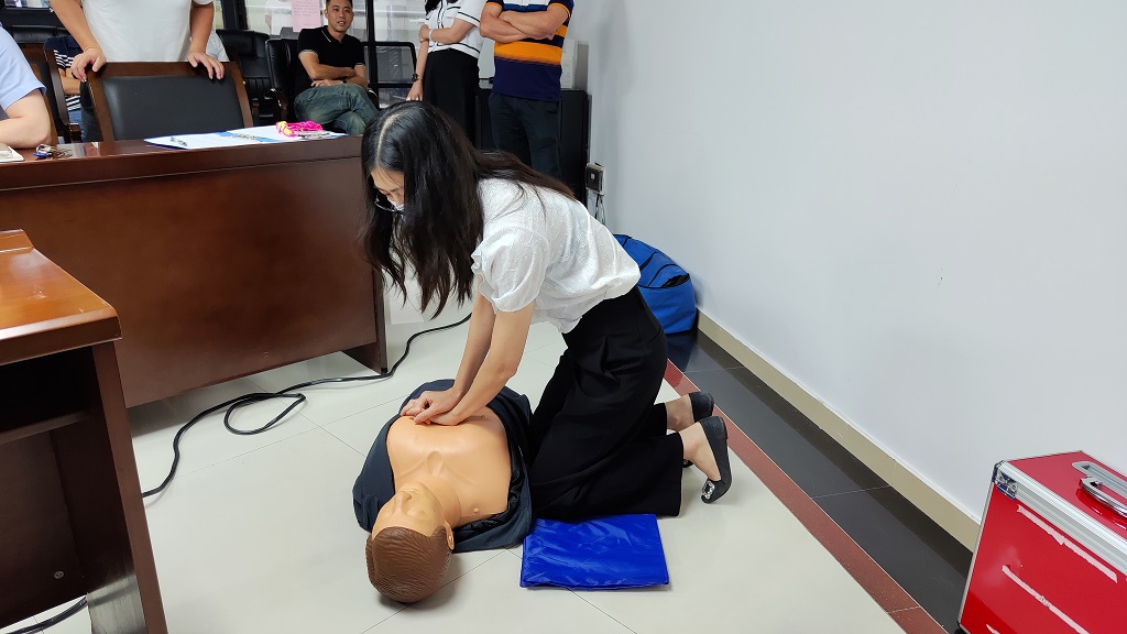 珠光房产公司参训人员现场实操心肺复苏、海姆立克急救法