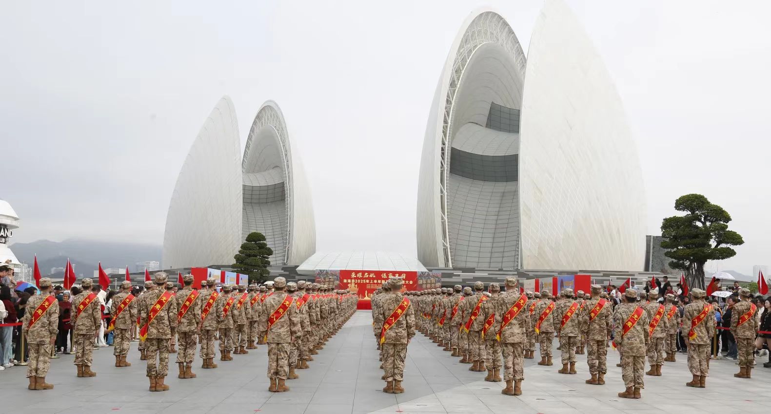 珠海市2025年上半年新兵入伍欢送大会（图源：中国日报网）
