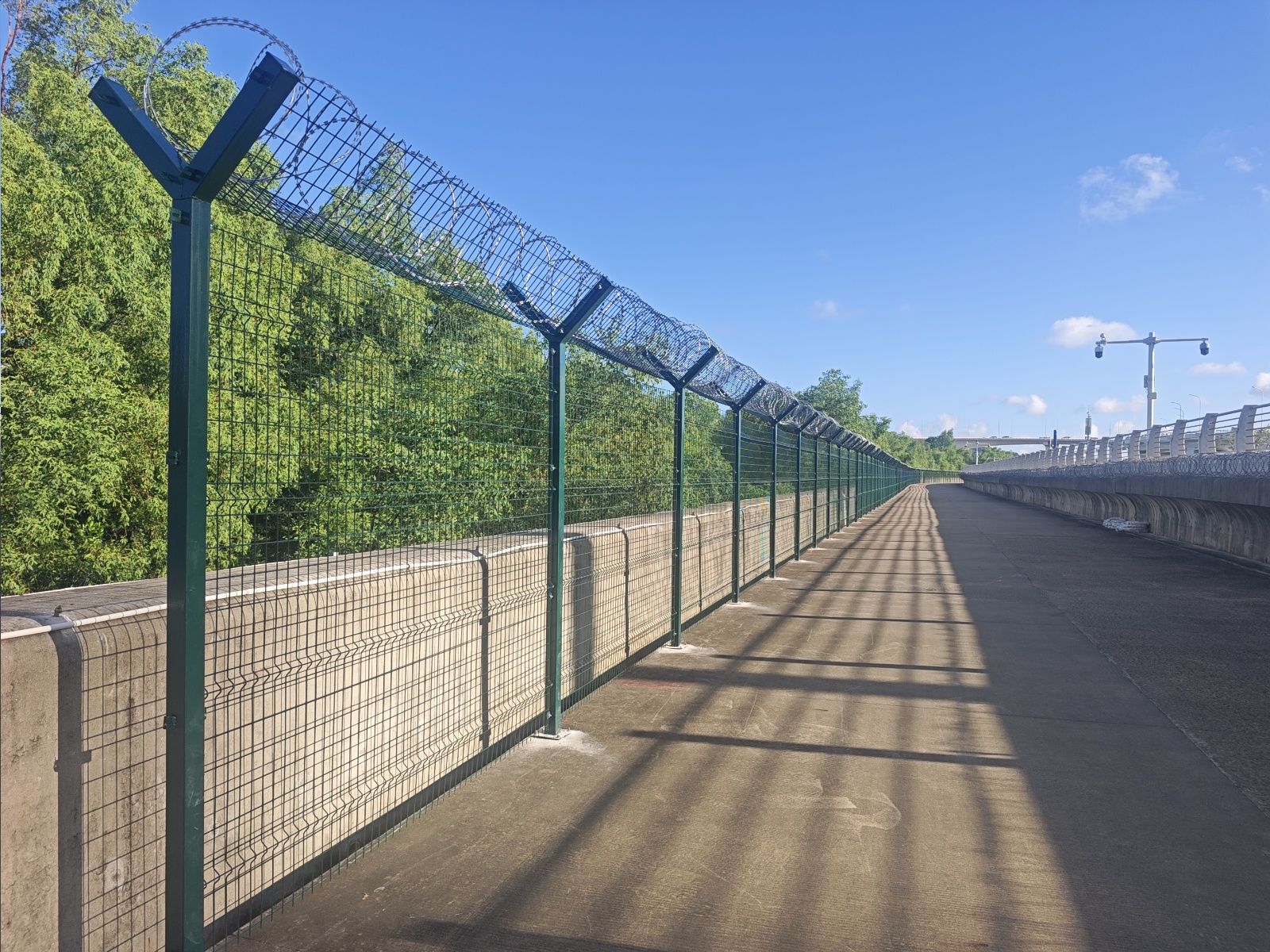 在口岸段海堤边防巡逻通道加装防护围网