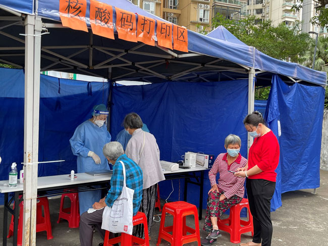 海湾花园社区核酸检测点设立“核酸码”免费打印区.jpg