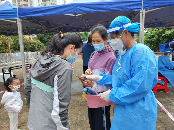 图一：志愿者帮助居民申请核酸码.jpg